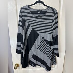 Ali Miles Women's Black and Gray Striped Tunic